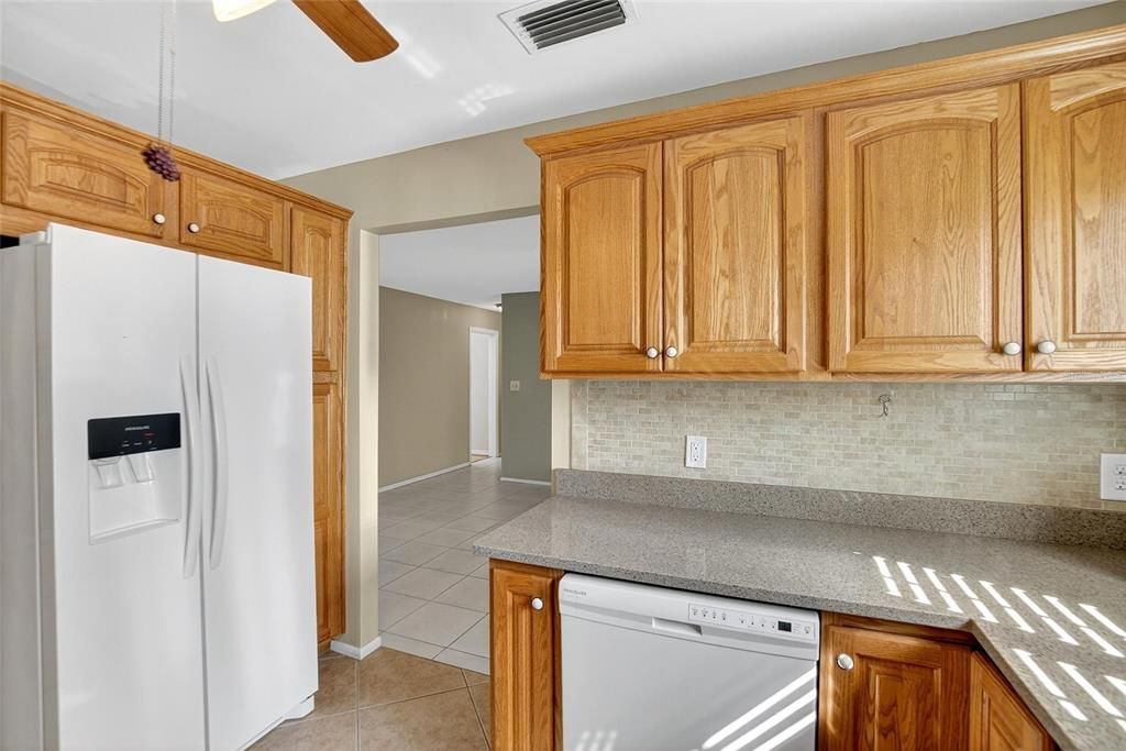 合同活跃: $268,500 (2 贝兹, 2 浴室, 1581 平方英尺)