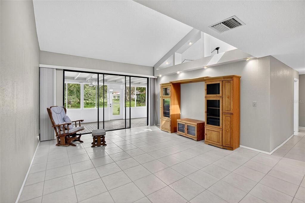 合同活跃: $268,500 (2 贝兹, 2 浴室, 1581 平方英尺)