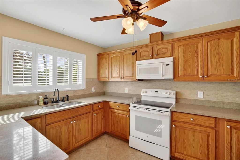 合同活跃: $268,500 (2 贝兹, 2 浴室, 1581 平方英尺)