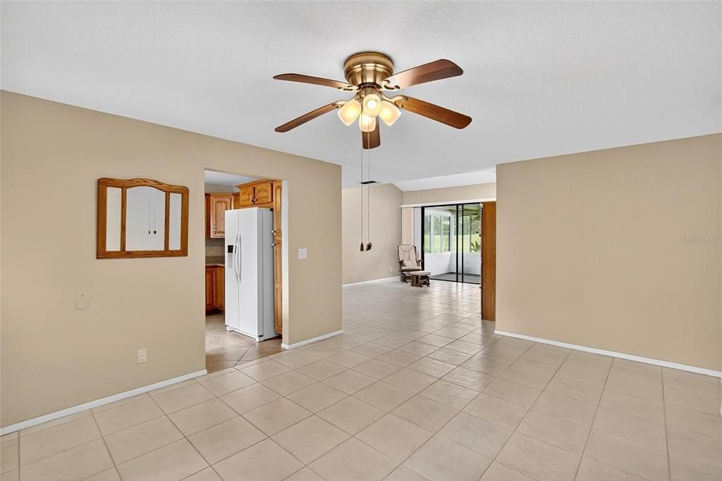 合同活跃: $268,500 (2 贝兹, 2 浴室, 1581 平方英尺)