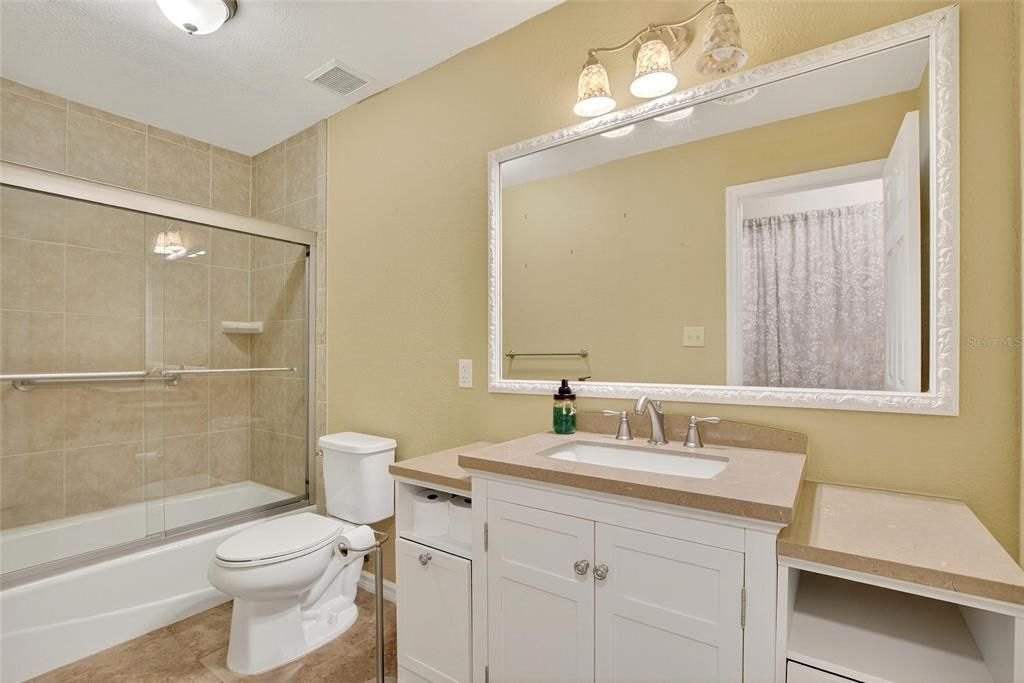 合同活跃: $268,500 (2 贝兹, 2 浴室, 1581 平方英尺)