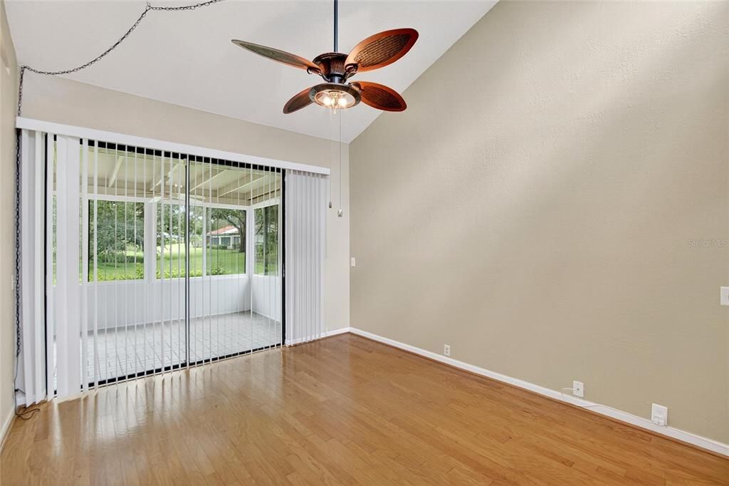 合同活跃: $268,500 (2 贝兹, 2 浴室, 1581 平方英尺)