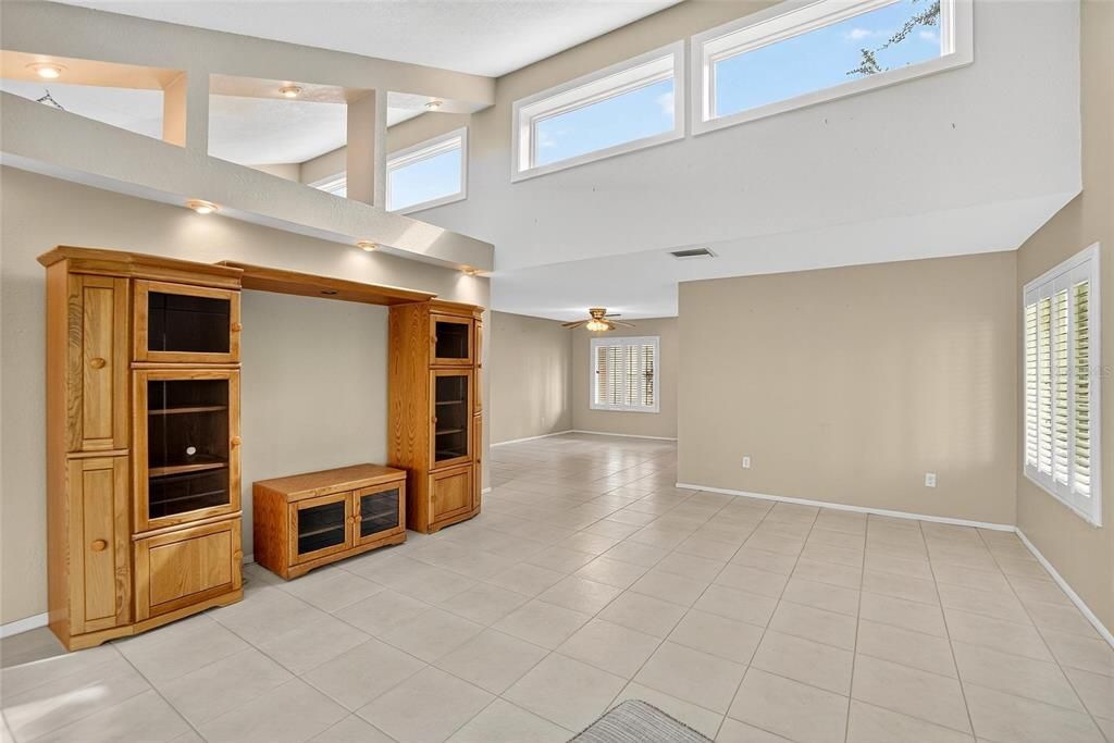 合同活跃: $268,500 (2 贝兹, 2 浴室, 1581 平方英尺)