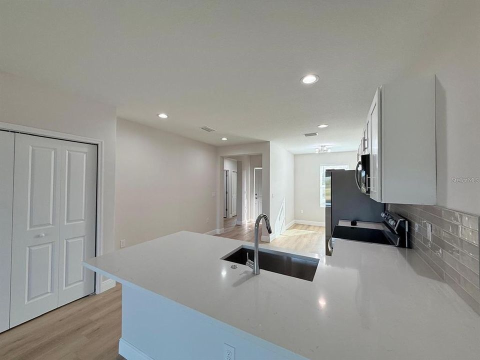 For Sale: $317,000 (6 beds, 0 baths, 2324 Square Feet)