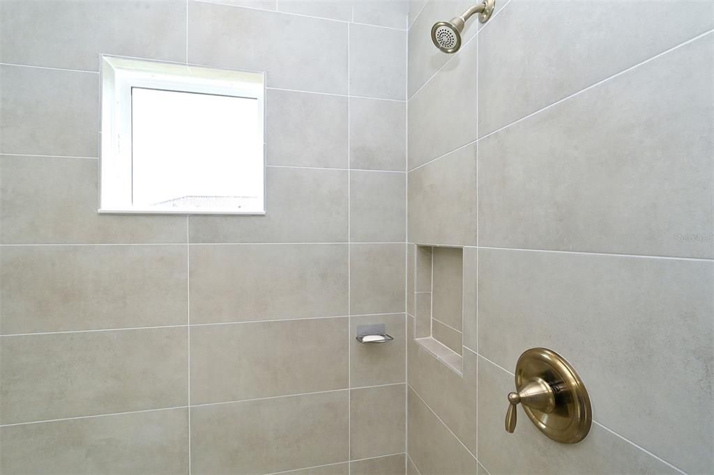 Activo con contrato: $499,000 (3 camas, 3 baños, 1825 Pies cuadrados)