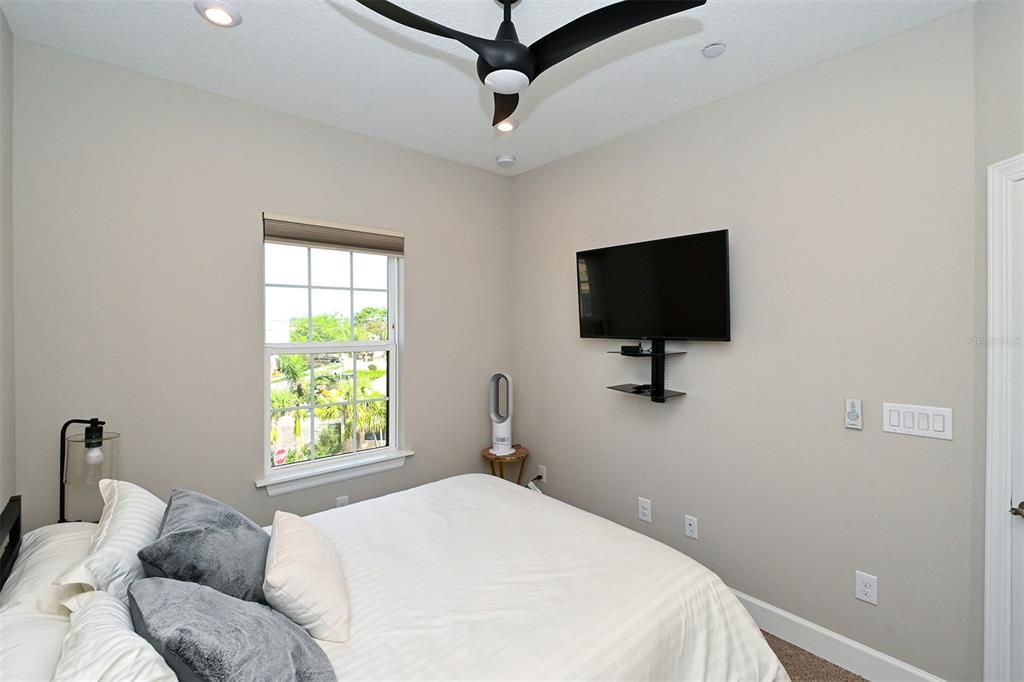 Activo con contrato: $499,000 (3 camas, 3 baños, 1825 Pies cuadrados)