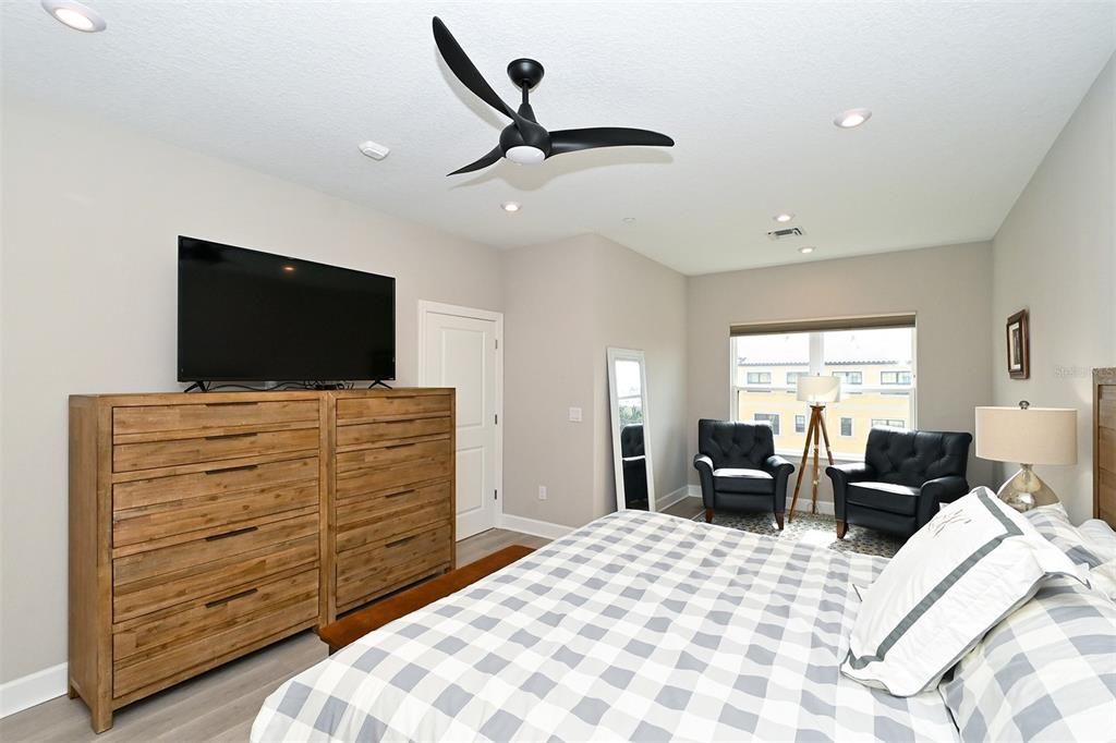 Activo con contrato: $499,000 (3 camas, 3 baños, 1825 Pies cuadrados)
