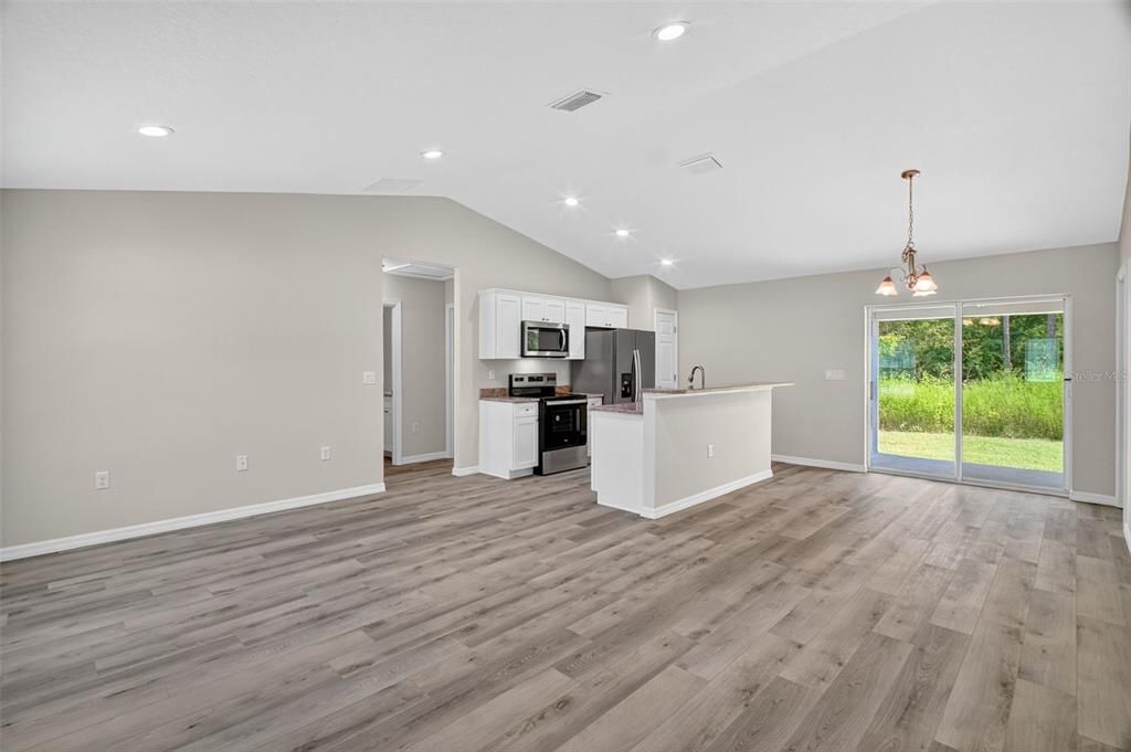 Active With Contract: $237,400 (3 beds, 2 baths, 1053 Square Feet)