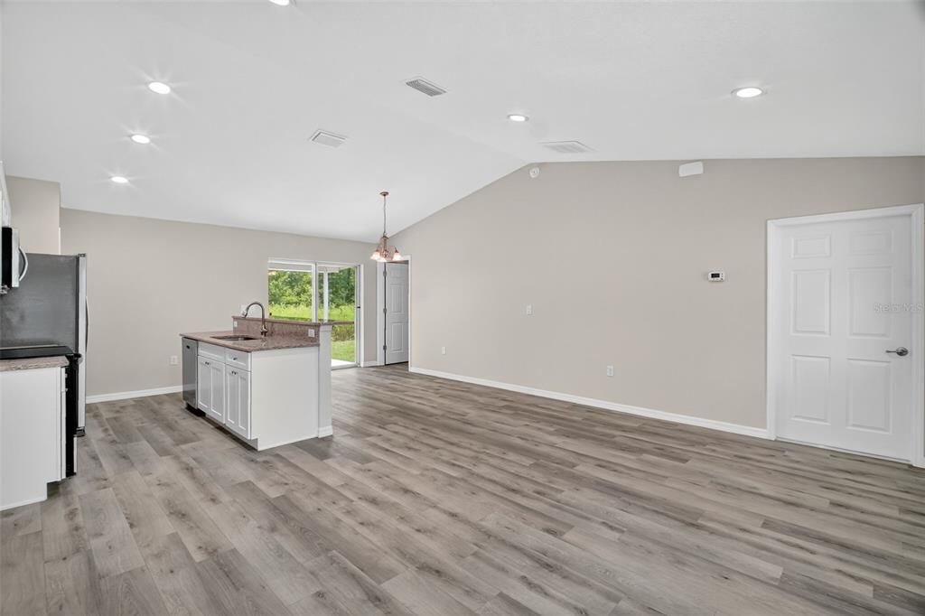 Active With Contract: $237,400 (3 beds, 2 baths, 1053 Square Feet)