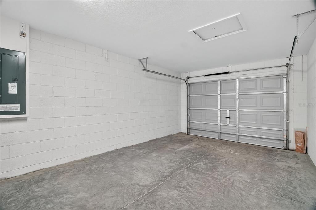 Active With Contract: $237,400 (3 beds, 2 baths, 1053 Square Feet)