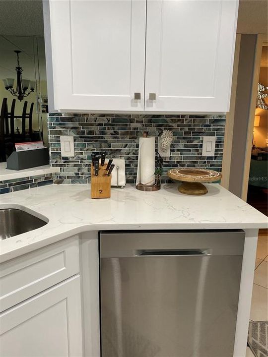 For Sale: $449,000 (2 beds, 2 baths, 885 Square Feet)