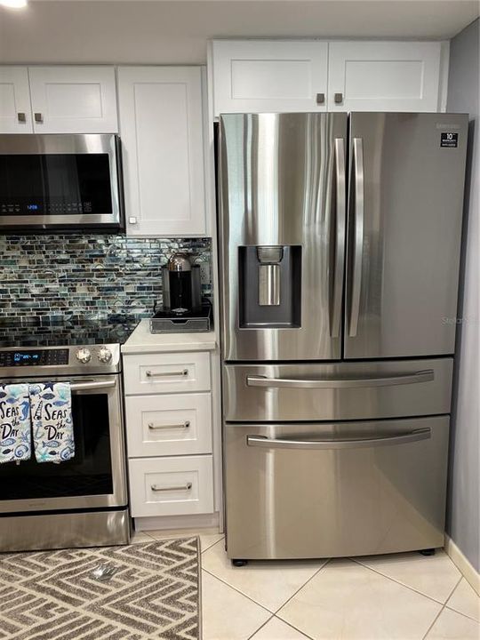 For Sale: $449,000 (2 beds, 2 baths, 885 Square Feet)