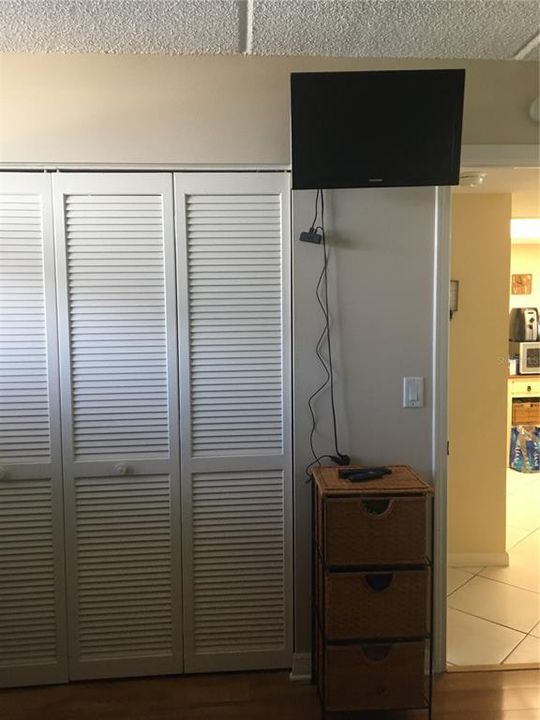 For Sale: $449,000 (2 beds, 2 baths, 885 Square Feet)