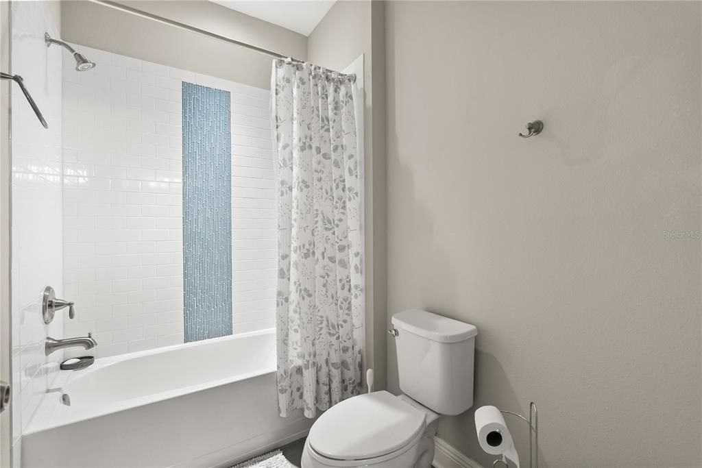 For Sale: $900,000 (5 beds, 3 baths, 3904 Square Feet)