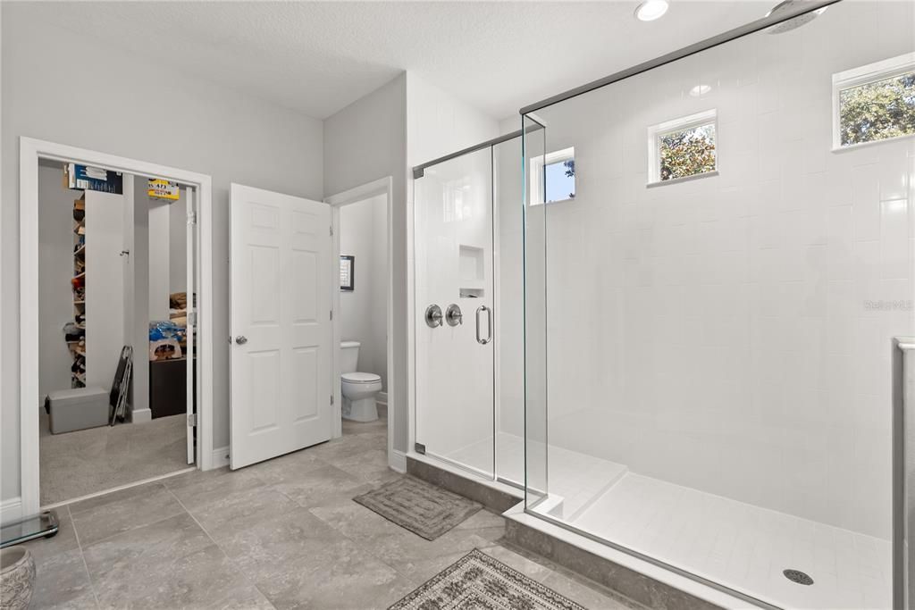 For Sale: $900,000 (5 beds, 3 baths, 3904 Square Feet)