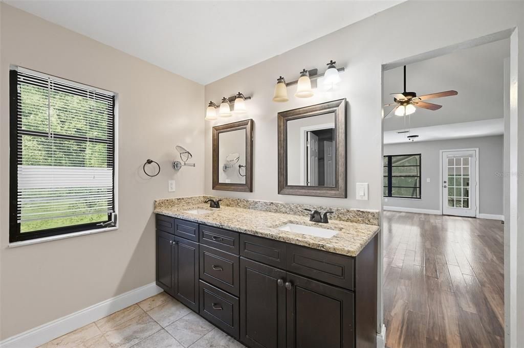 待售: $372,500 (4 贝兹, 3 浴室, 2433 平方英尺)