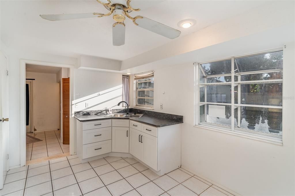 合同活跃: $250,000 (3 贝兹, 2 浴室, 1464 平方英尺)