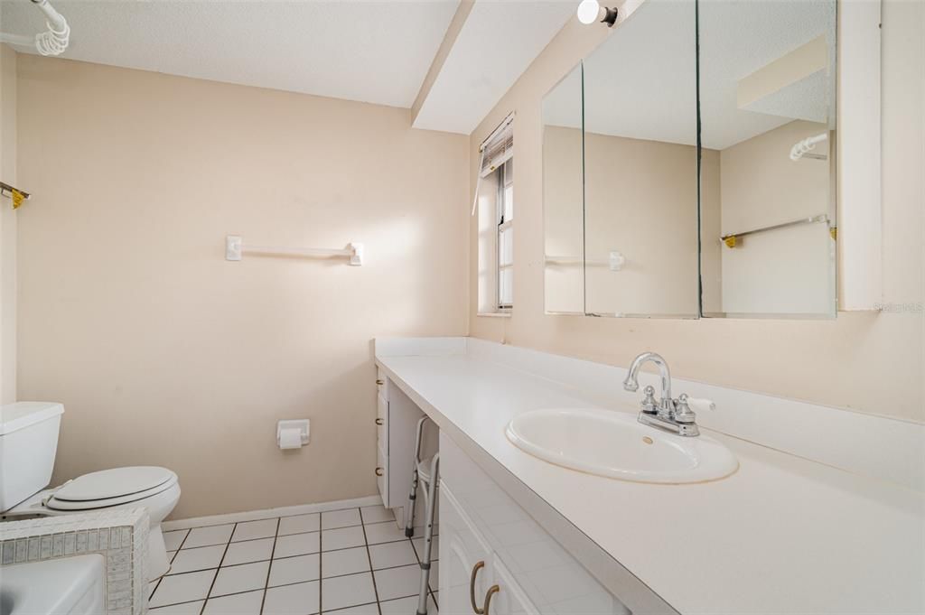 合同活跃: $250,000 (3 贝兹, 2 浴室, 1464 平方英尺)