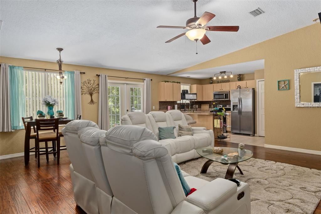 待售: $263,900 (3 贝兹, 2 浴室, 1340 平方英尺)