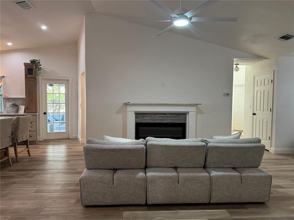 合同活跃: $464,900 (3 贝兹, 2 浴室, 2013 平方英尺)