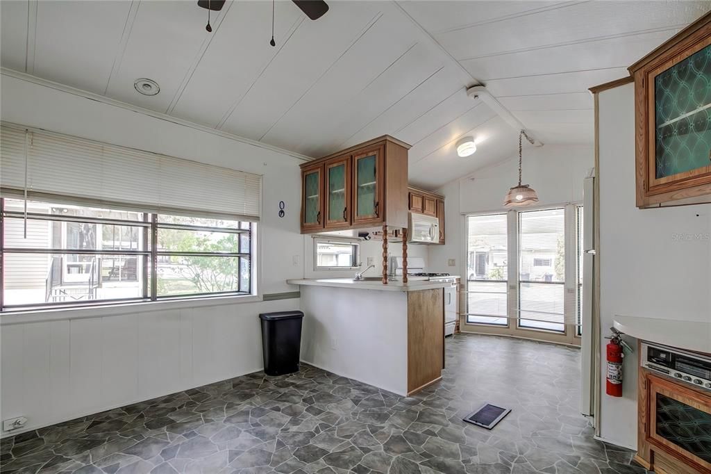 出租: $1,100 (1 贝兹, 1 浴室, 768 平方英尺)