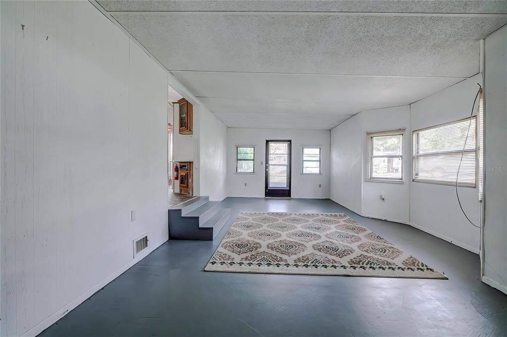 出租: $1,100 (1 贝兹, 1 浴室, 768 平方英尺)