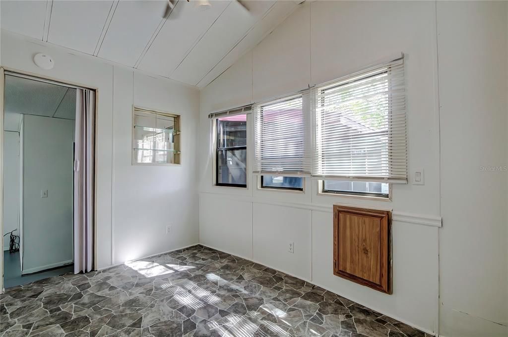 出租: $1,100 (1 贝兹, 1 浴室, 768 平方英尺)