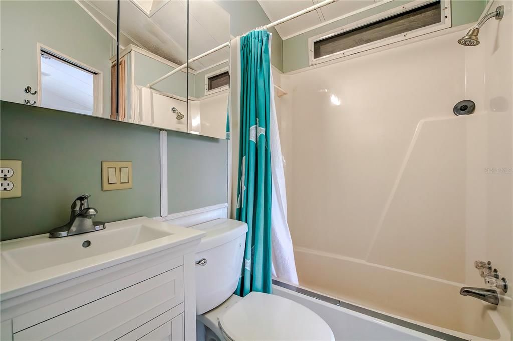 出租: $1,100 (1 贝兹, 1 浴室, 768 平方英尺)