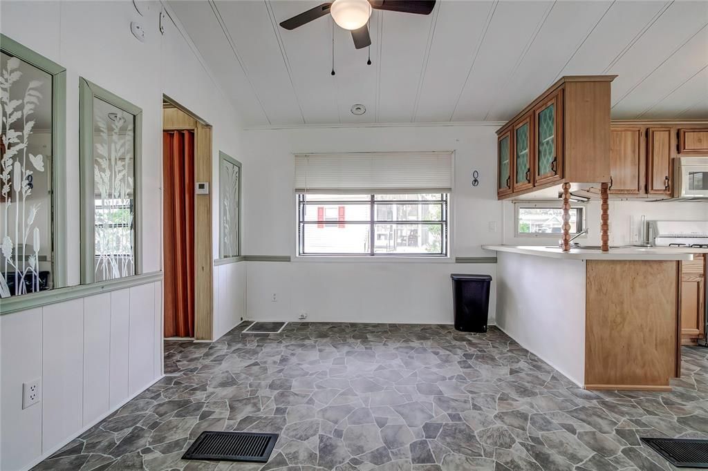 出租: $1,100 (1 贝兹, 1 浴室, 768 平方英尺)