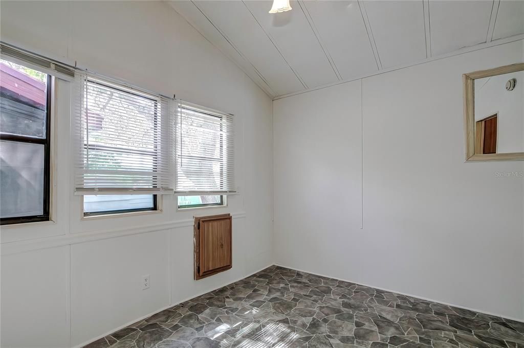 出租: $1,100 (1 贝兹, 1 浴室, 768 平方英尺)