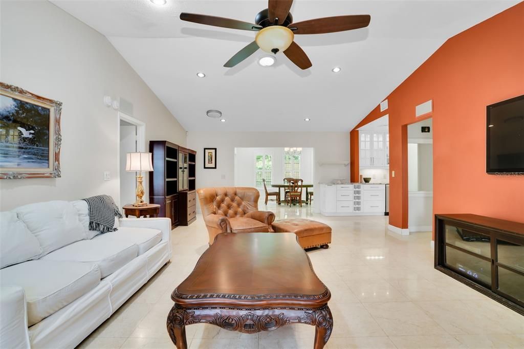 Под контрактом: $4,600 (3 спален, 3 ванн, 1590 Квадратных фут)