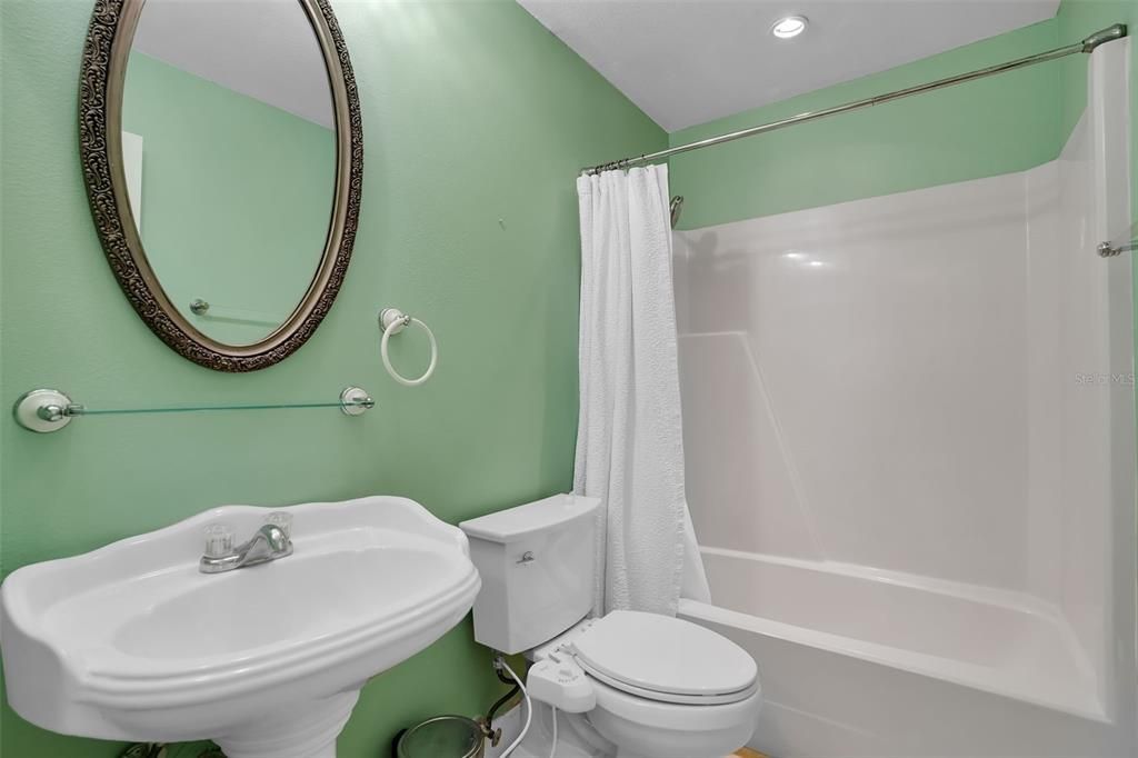 Под контрактом: $4,600 (3 спален, 3 ванн, 1590 Квадратных фут)