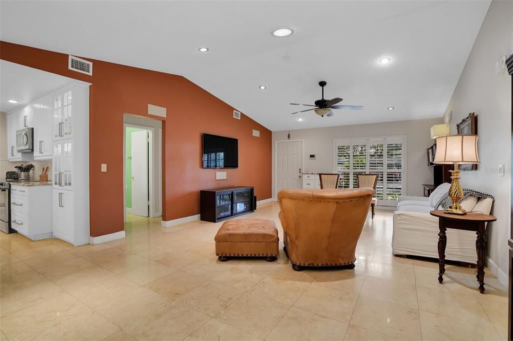 Под контрактом: $4,600 (3 спален, 3 ванн, 1590 Квадратных фут)