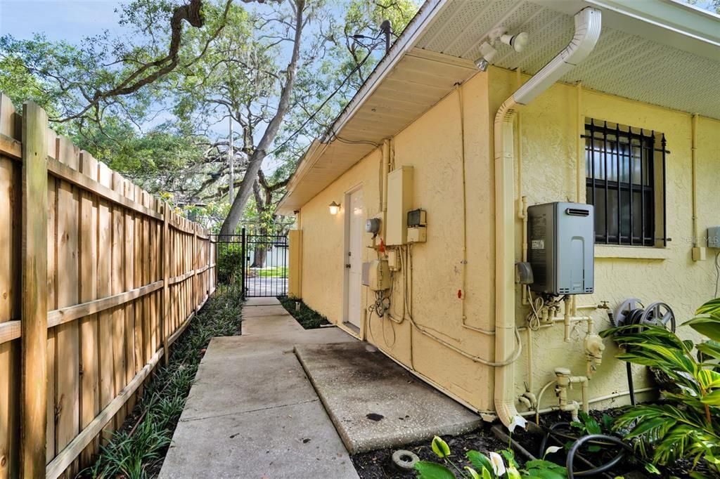 Под контрактом: $4,600 (3 спален, 3 ванн, 1590 Квадратных фут)