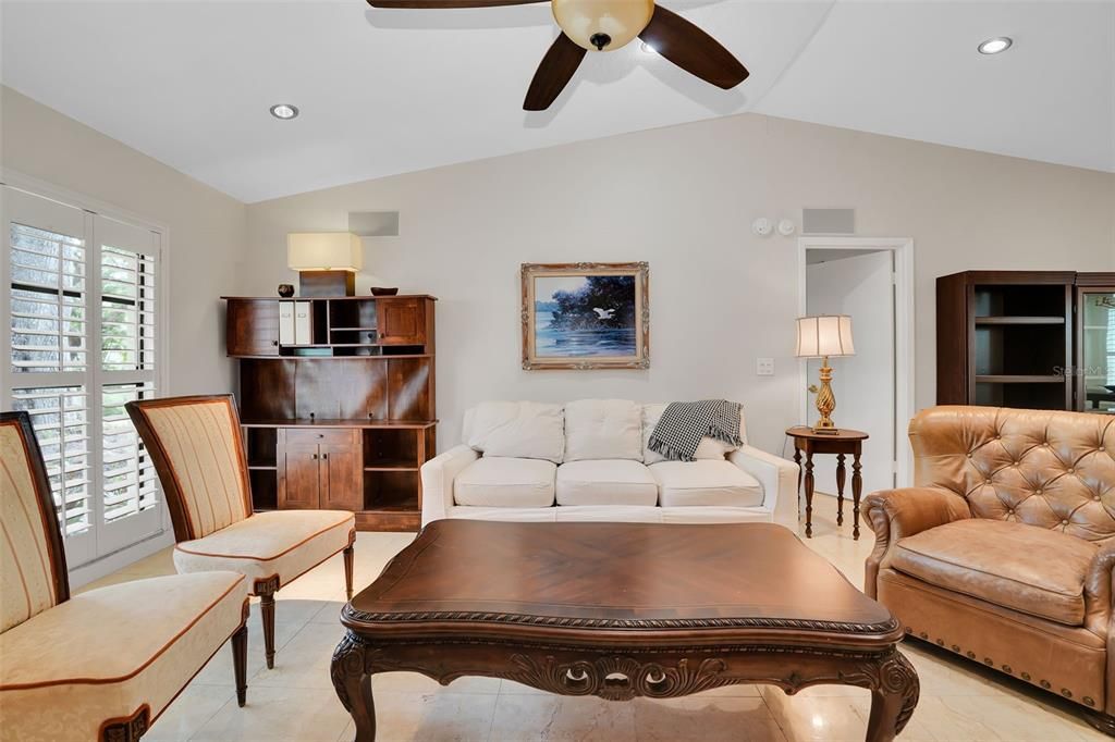 Под контрактом: $4,600 (3 спален, 3 ванн, 1590 Квадратных фут)