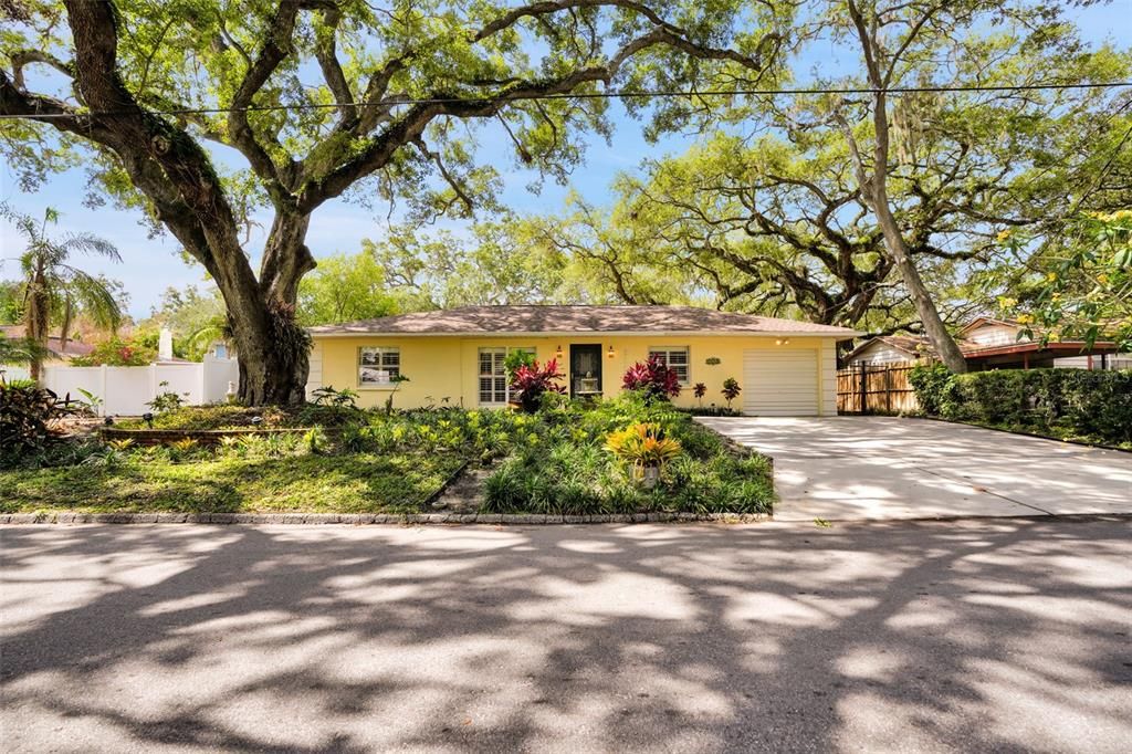 Под контрактом: $4,600 (3 спален, 3 ванн, 1590 Квадратных фут)