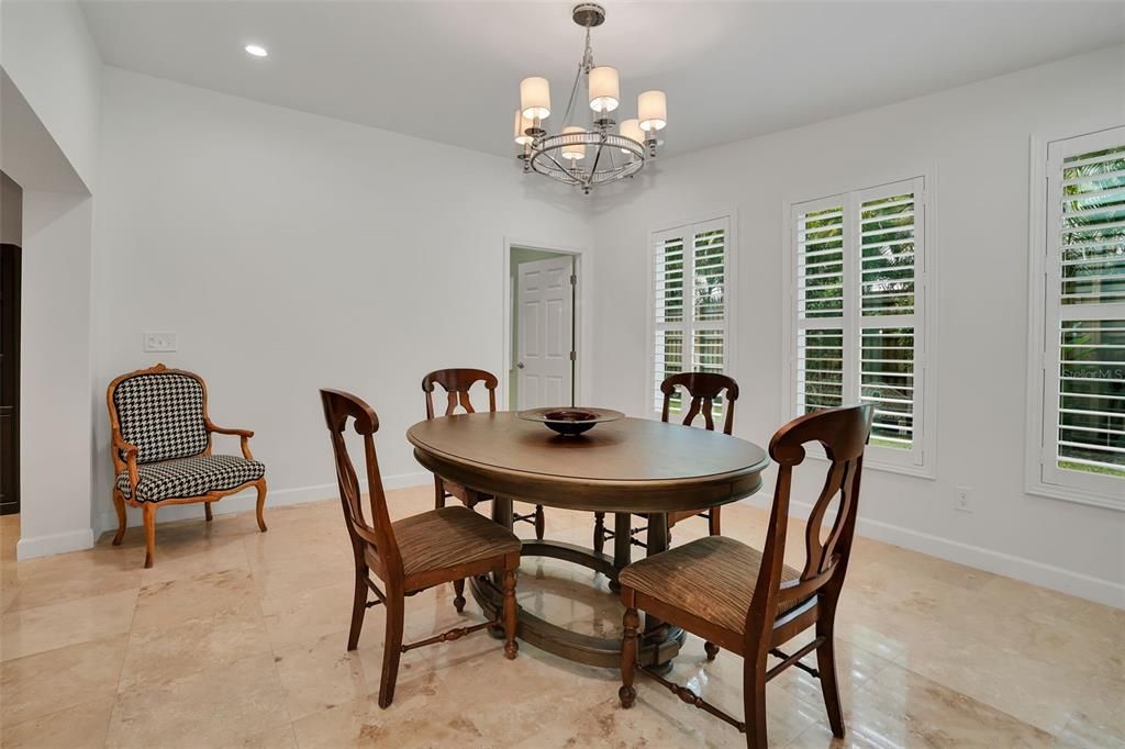 Под контрактом: $4,600 (3 спален, 3 ванн, 1590 Квадратных фут)