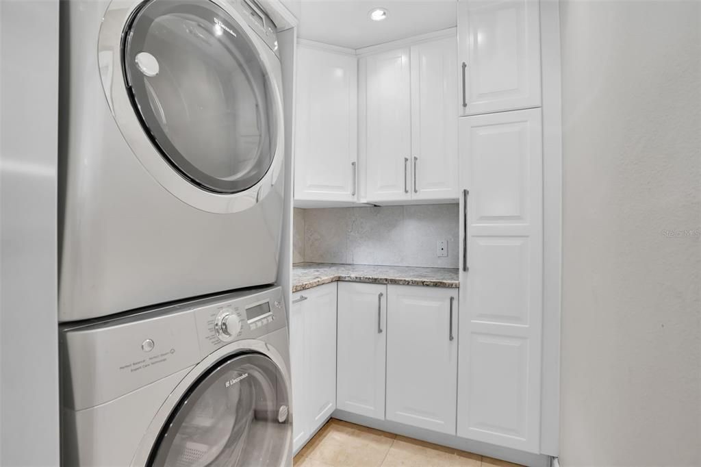 Под контрактом: $4,600 (3 спален, 3 ванн, 1590 Квадратных фут)