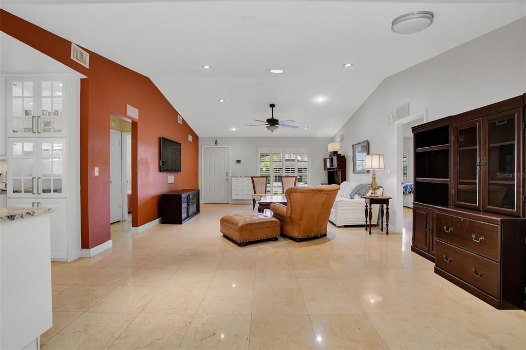 Под контрактом: $4,600 (3 спален, 3 ванн, 1590 Квадратных фут)