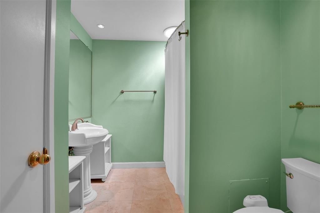 Под контрактом: $4,600 (3 спален, 3 ванн, 1590 Квадратных фут)