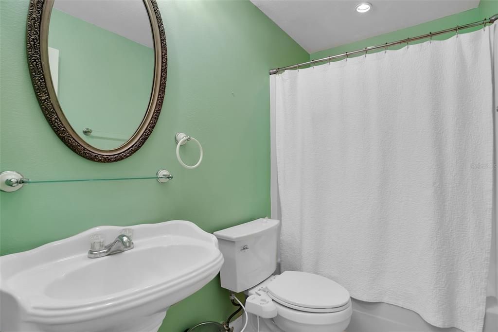 Под контрактом: $4,600 (3 спален, 3 ванн, 1590 Квадратных фут)