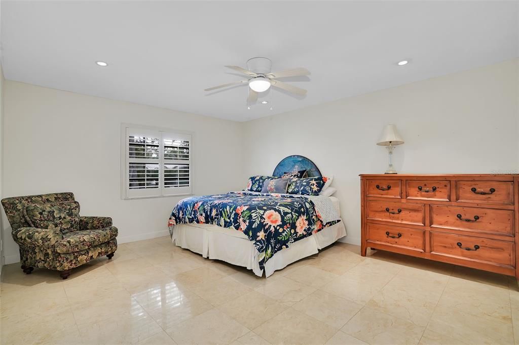 Под контрактом: $4,600 (3 спален, 3 ванн, 1590 Квадратных фут)