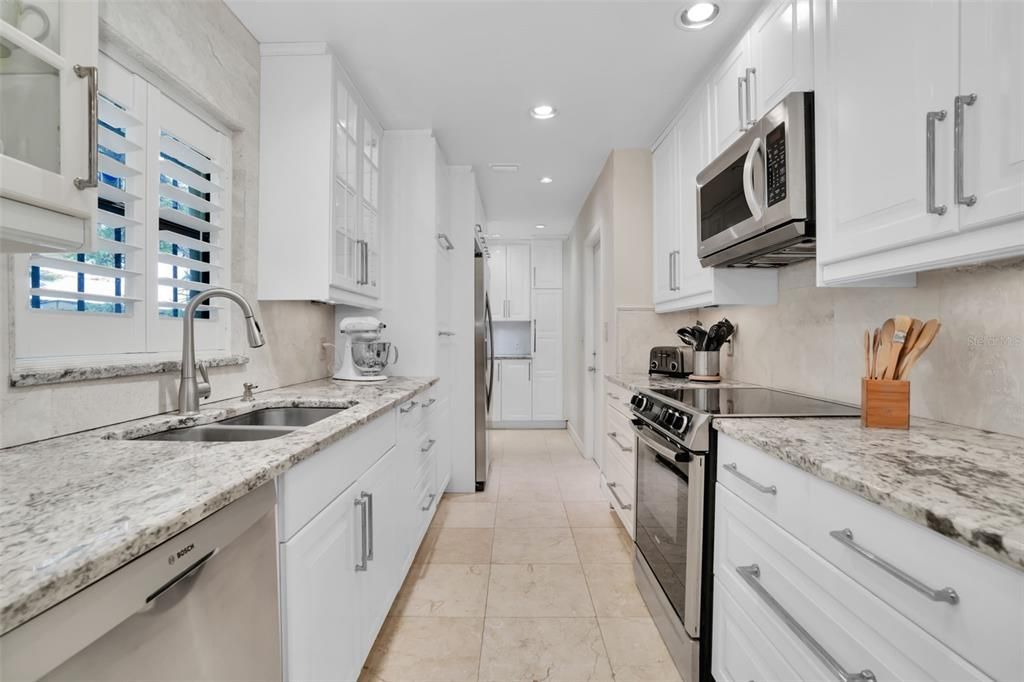 Под контрактом: $4,600 (3 спален, 3 ванн, 1590 Квадратных фут)