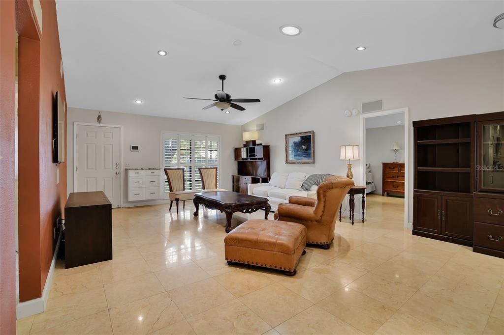 Под контрактом: $4,600 (3 спален, 3 ванн, 1590 Квадратных фут)