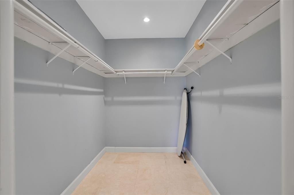 Под контрактом: $4,600 (3 спален, 3 ванн, 1590 Квадратных фут)