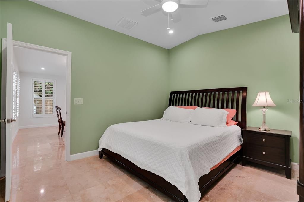 Под контрактом: $4,600 (3 спален, 3 ванн, 1590 Квадратных фут)