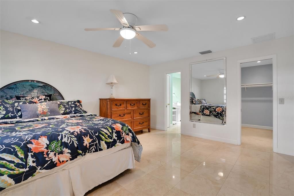 Под контрактом: $4,600 (3 спален, 3 ванн, 1590 Квадратных фут)