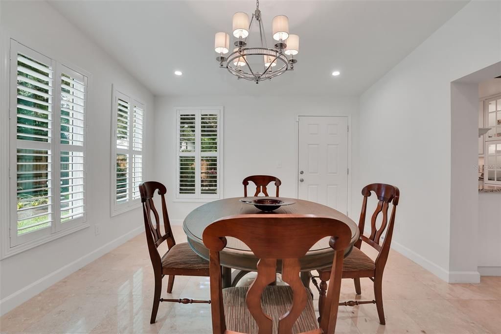 Под контрактом: $4,600 (3 спален, 3 ванн, 1590 Квадратных фут)