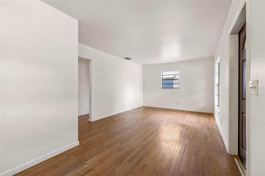 Active With Contract: $299,000 (3 beds, 1 baths, 891 Square Feet)