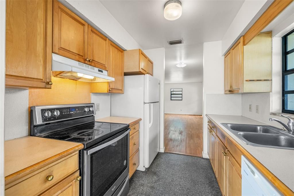 Active With Contract: $299,000 (3 beds, 1 baths, 891 Square Feet)